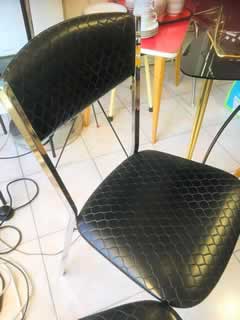 Chaise de cuisine vintage, originale des années 60, structure tubulaire métal chrome non piquée, revêtement Skaï noir matelassé, en parfait état; cette chaise peut aussi être mise en valeur dans une salle à manger, salle de bain, chambre.. Vendue à l’unité ou ensemble.