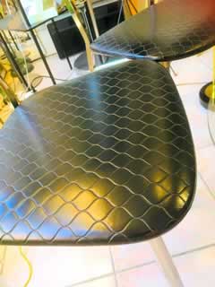 Chaise de cuisine vintage, originale des années 60, structure tubulaire métal chrome non piquée, revêtement Skaï noir matelassé, en parfait état; cette chaise peut aussi être mise en valeur dans une salle à manger, salle de bain, chambre.. Vendue à l’unité ou ensemble.