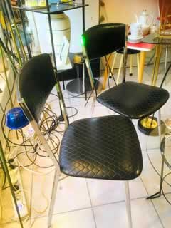Chaise de cuisine vintage, originale des années 60, structure tubulaire métal chrome non piquée, revêtement Skaï noir matelassé, en parfait état; cette chaise peut aussi être mise en valeur dans une salle à manger, salle de bain, chambre.. Vendue à l’unité ou ensemble.
