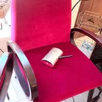Velours rouge accoudoirs bois de forme ovale.