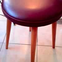 Tabouret bois et skai bordeaux.