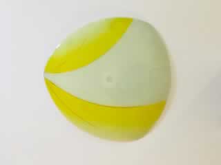 Suspension en verre decoré et tige laiton - forme disque palette design - années 1950. Nous avons à ce jour 29 coupelles differentes, cliquez sur la photo ci-dessus pour voir nos autres modèles.