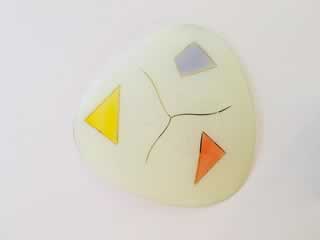 Suspension en verre decoré et tige laiton - forme disque palette design - années 1950. Nous avons à ce jour 29 coupelles differentes, cliquez sur la photo ci-dessus pour voir nos autres modèles.