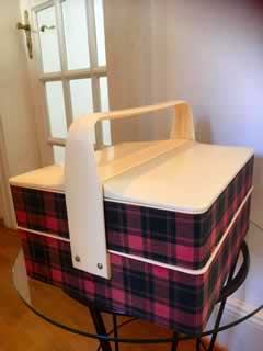 Boîte à couture en plastique vintage recouvert de tissu à carreaux rouges, dimensions : longueur 38cm, largeur 32cm, hauteur avec anse 24cm.