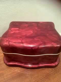Boîte à bijoux, coffret à bijoux musical, à remontoir, laqué rouge ambré.