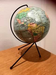 Globe terrestre, petite dimension sur trépied métal, hauteur 18cm.