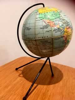 Globe terrestre, petite dimension sur trépied métal, hauteur 18cm.
