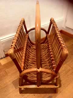 Porte-revues, en rotin, hauteur 37cm, longueur 45,5cm, largeur 27cm.