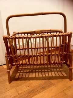 Porte-revues, en rotin, hauteur 37cm, longueur 45,5cm, largeur 27cm.