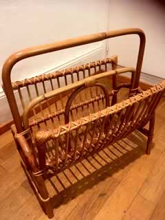 Porte-revues, en rotin, hauteur 37cm, longueur 45,5cm, largeur 27cm.