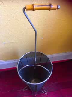 Porte-parapluies, laiton, métal et métal perforé, poignée bambou, année 50, H 83cm, Ø 23,5cm.