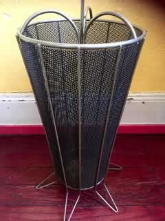Porte-parapluies, laiton, métal et métal perforé, poignée bambou, année 50, H 83cm, Ø 23,5cm.