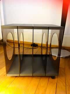 Range disque vinyle, rangement mobile sur roulettes, en Plexiglas et plastique, 4 compartiments, H 41cm, P 33cm, L 39,5cm.