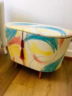 Coffre à linge, en bois recouvert de Skaï, pieds inclinés, deux poignées, H 43cm, L 66cm, P 39cm.