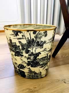 Petite corbeille à papier en fibre de verre, imprimée motif toile de Jouy.