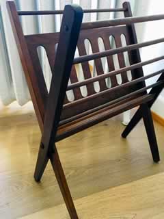Porte-revues par Cees Braakman pour Pastoe, 60’, pliable, en hêtre verni, dimensions: H 55 cm, L 45 cm, P 26 cm.
