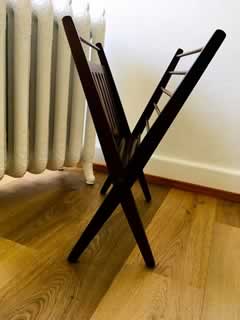Porte-revues par Cees Braakman pour Pastoe, 60’, pliable, en hêtre verni, dimensions: H 55 cm, L 45 cm, P 26 cm.