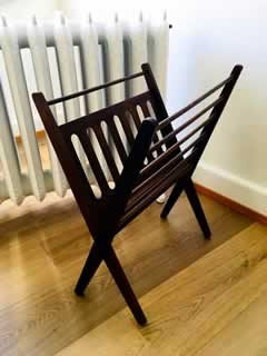 Porte-revues par Cees Braakman pour Pastoe, 60’, pliable, en hêtre verni, dimensions: H 55 cm, L 45 cm, P 26 cm.