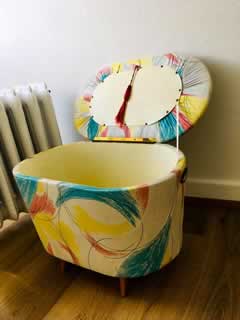 Coffre à linge, en bois recouvert de Skaï, pieds inclinés, deux poignées, H 43cm, L 66cm, P 39cm.
