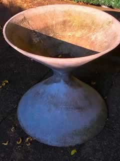 Jardinière forme diabolo dans le style de Willy Guhl (1970), en fibrociment, peut être placée à l’intérieur tout comme à l’extérieur, diamètre 47,5 cm, H 46,5 cm.