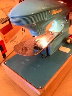 Jouet ancien machine à coudre, « Ma Cousette », fonctionne manuellement, une pile alimente l’ampoule pour éclairage, très belle édition des années 60, boîte d’origine abîmée.