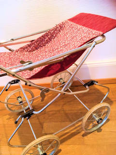 Jouet poussette de poupée, années 60-70, structure métal chromé, hamac en tissu, deux positions : assise et couchée, poussette pliable, très stable, excellent état, dimensions : H 79, L 65, l 40.