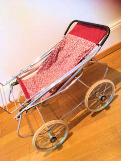 Jouet poussette de poupée, années 60-70, structure métal chromé, hamac en tissu, deux positions : assise et couchée, poussette pliable, très stable, excellent état, dimensions : H 79, L 65, l 40.