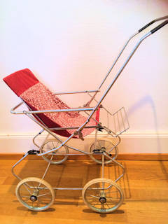 Jouet poussette de poupée, années 60-70, structure métal chromé, hamac en tissu, deux positions : assise et couchée, poussette pliable, très stable, excellent état, dimensions : H 79, L 65, l 40.