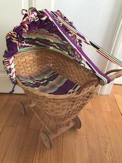 Landau rétro pour poupées, rotin et osier, roues en bois, matelas et volant assortis.