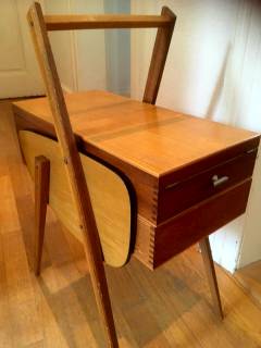 Meuble de couturiere, travailleuse en bois, silhouette typique des années 60, pieds compas, dimensions: L 48, H 68, l 30,5.