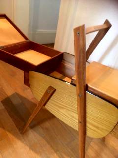 Meuble de couturiere, travailleuse en bois, silhouette typique des années 60, pieds compas, dimensions: L 48, H 68, l 30,5.