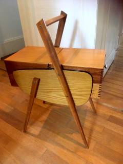 Meuble de couturiere, travailleuse en bois, silhouette typique des années 60, pieds compas, dimensions: L 48, H 68, l 30,5.