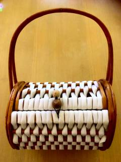 Mini panier osier et scoubidou blanc pour enfant, dimensions: H 22 cm, L 17 cm, P 11,5 cm.