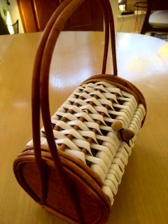 Mini panier osier et scoubidou blanc pour enfant, dimensions: H 22 cm, L 17 cm, P 11,5 cm.