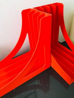 Paire de porte vinyle, plastique orange, marque Wittner, made in Germany, 25€ l’unité, dimensions : H 32,5 cm, P 32,5 cm, L 18 cm.
