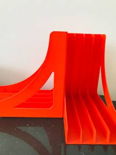 Paire de porte vinyle, plastique orange, marque Wittner, made in Germany, 25€ l’unité, dimensions : H 32,5 cm, P 32,5 cm, L 18 cm.
