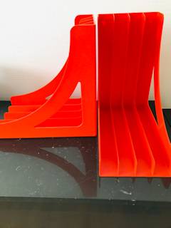 Paire de porte vinyle, plastique orange, marque Wittner, made in Germany, 25€ l’unité, dimensions : H 32,5 cm, P 32,5 cm, L 18 cm.