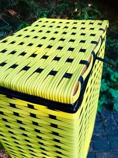 Panier à linge scoubidou tressé, jaune et noir, dim: H 70 ; L 39 ; P 27.