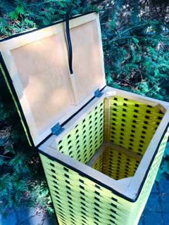 Panier à linge scoubidou tressé, jaune et noir, dim: H 70 ; L 39 ; P 27.