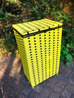 Panier à linge scoubidou tressé, jaune et noir, dim: H 70 ; L 39 ; P 27.