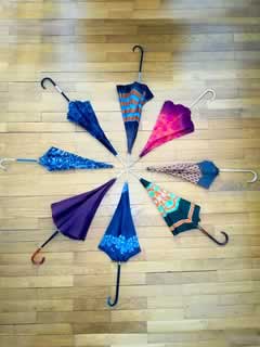 Parapluie femme des années 60, structure métal, longueur parapluie fermé : 80 cm environ.