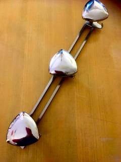 Patère inox, 3 pommeaux et 3 crochets, dimensions : L 45 cm, H 8 cm, P 6,5 cm.