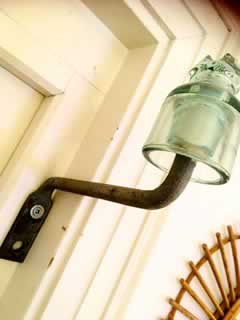 Superbe patère : objet détourné d’un ancien isolateur électrique, en verre et fonte, pour ambiance esprit «indus »