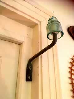 Superbe patère : objet détourné d’un ancien isolateur électrique, en verre et fonte, pour ambiance esprit «indus »
