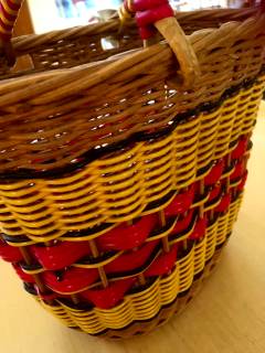 Petit panier enfant en osier et scoubidou de couleur jaune et rouge, dimensions: H 31 cm, L 23 cm, P 14 cm.