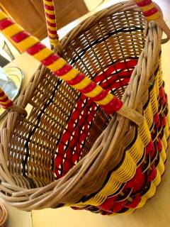 Petit panier enfant en osier et scoubidou de couleur jaune et rouge, dimensions: H 31 cm, L 23 cm, P 14 cm.