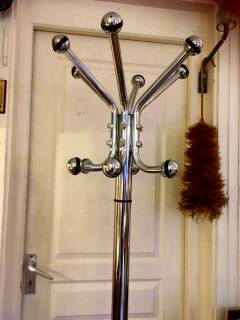 Portemanteau perroquet en acier chromé, de très belle facture, 6 paires de doubles patères, piétement cruciforme. Dimensions: H 181 cm, envergure 59 cm.