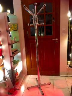 Portemanteau perroquet en acier chromé, de très belle facture, 6 paires de doubles patères, piétement cruciforme. Dimensions: H 181 cm, envergure 59 cm.