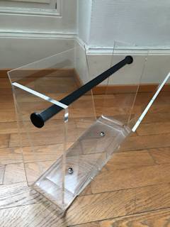 Porte revue Omega en plexiglass, par David Lange pour Roche Bobois, dimensions : L 49,5 cm, H 30 cm, P 28,5 cm.