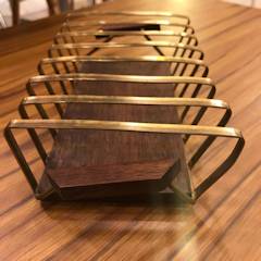Porte toast en teck, design scandinave, idéal pour les fêtes.